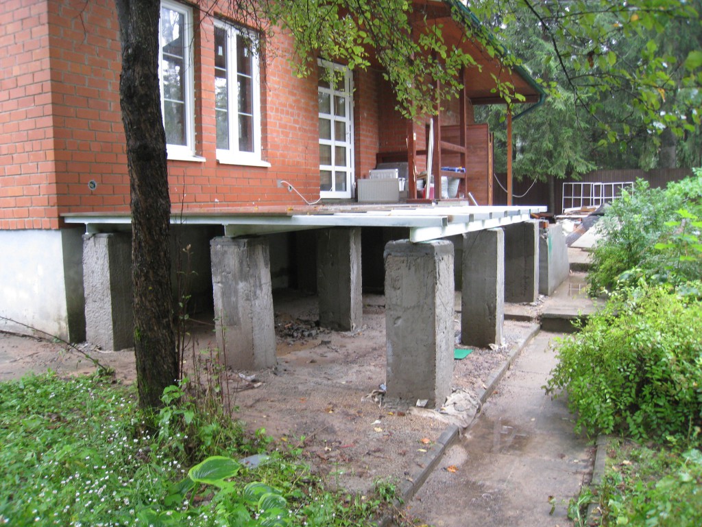 Металлоконструкция веранды на бетонных столбах.
